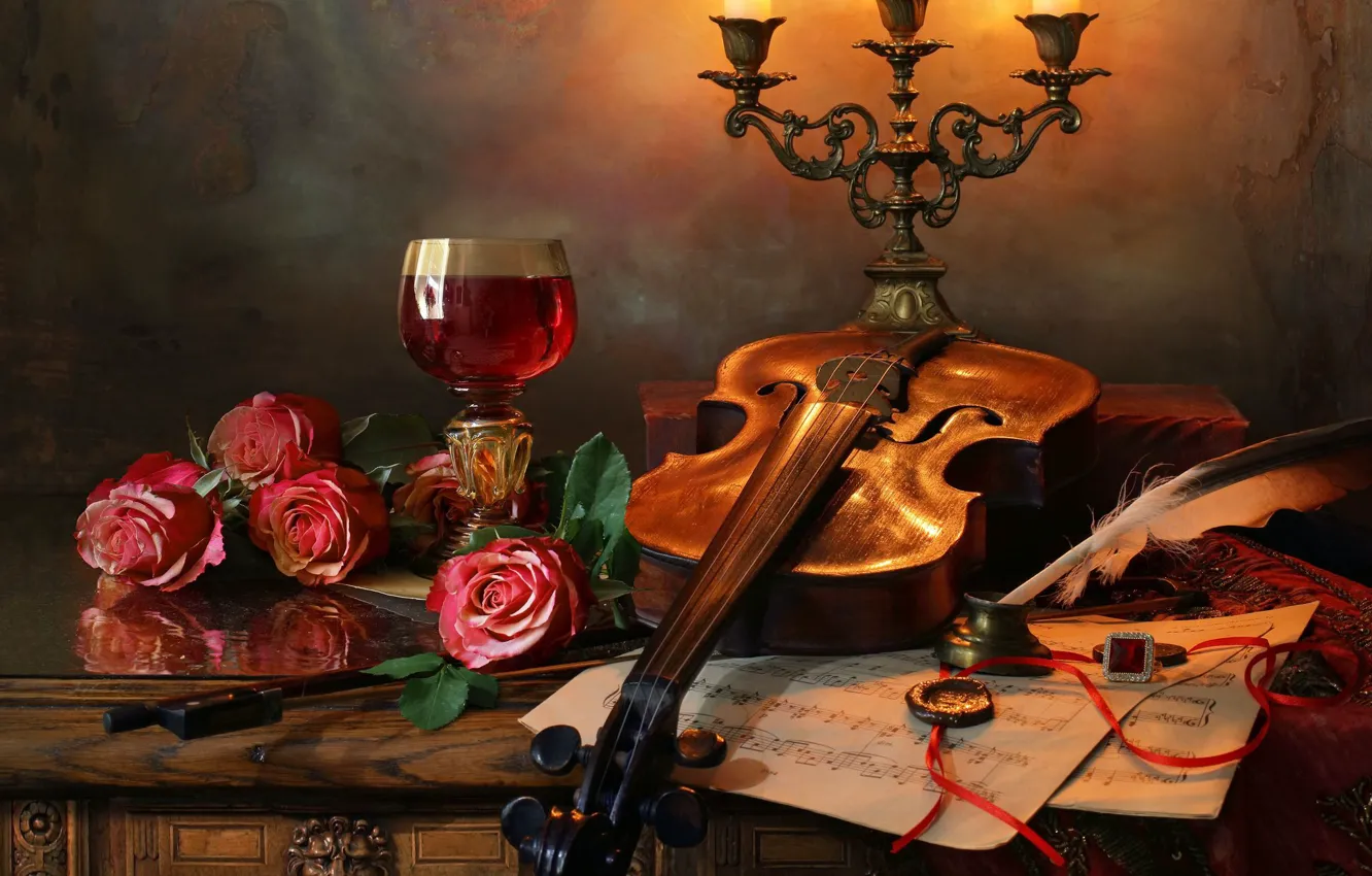 Фото обои цветы, стиль, ноты, перо, скрипка, бокал, розы, свечи