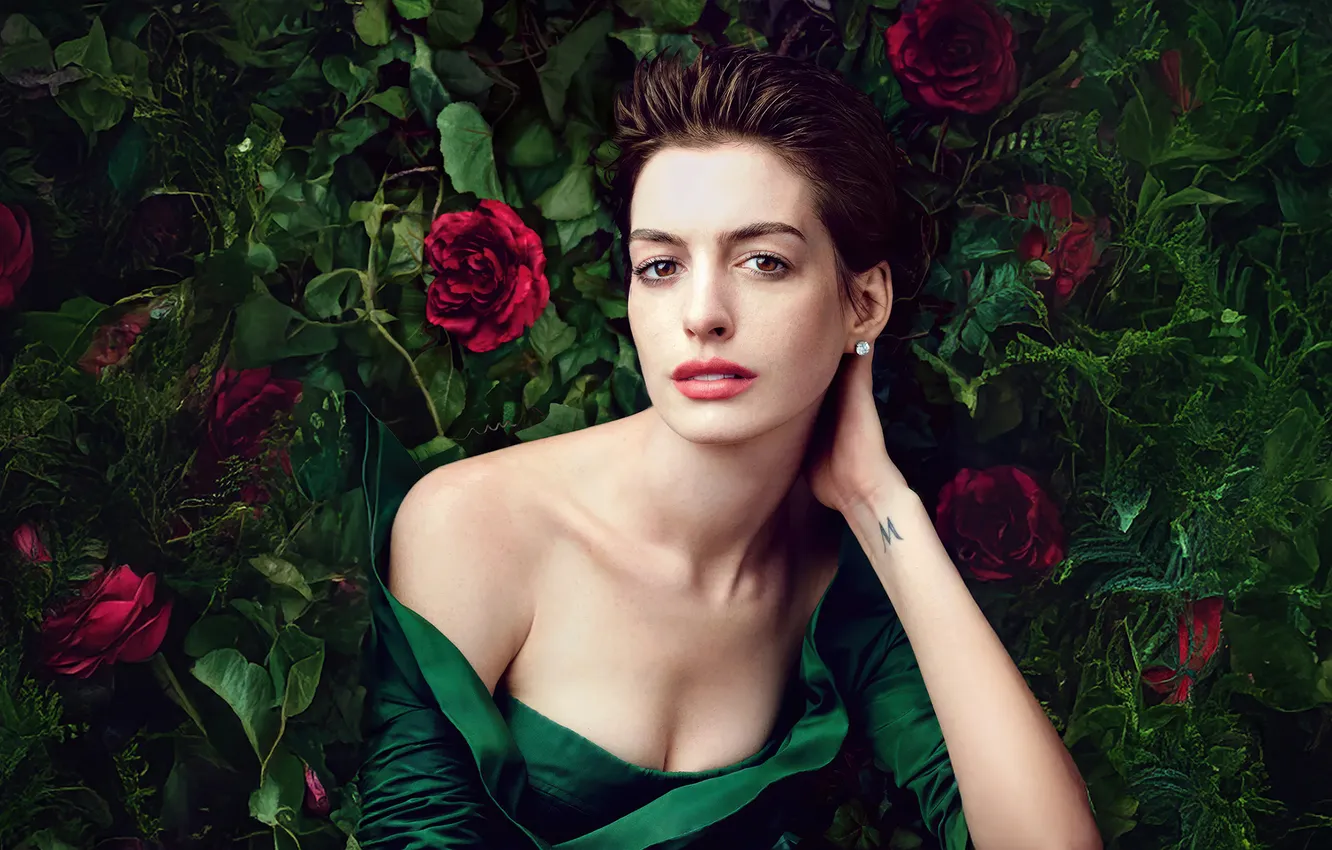 Фото обои взгляд, девушка, лицо, фото, макияж, платье, актриса, Anne Hathaway