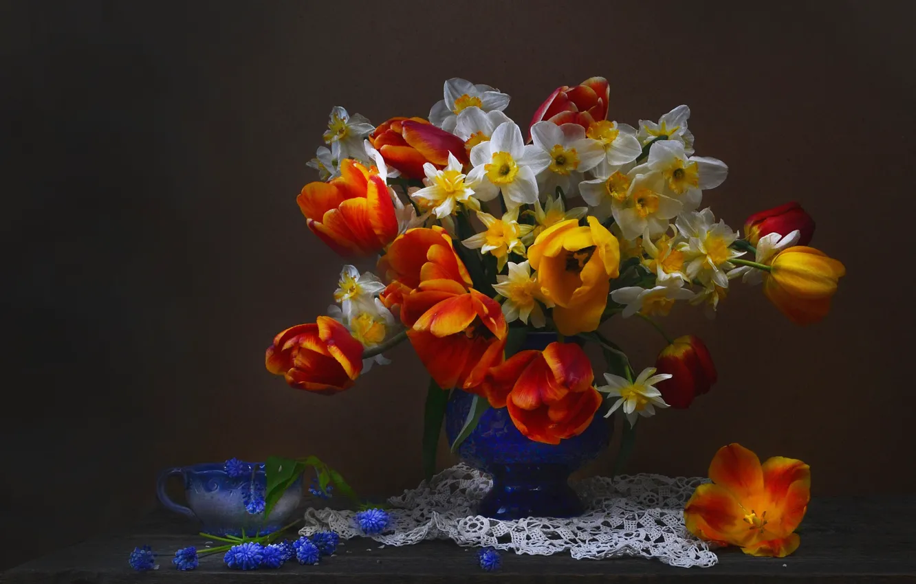 Фото обои фон, букет, тюльпаны, ваза, салфетка, нарциссы, мускари