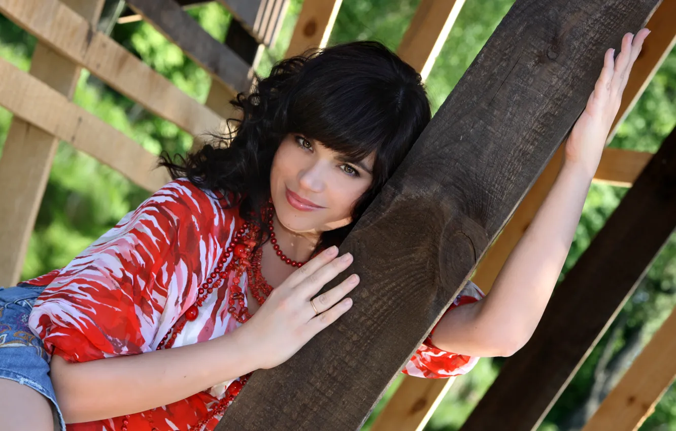 Фото обои глаза, девушка, улыбка, брюнетка, губы, позирует, симпотичная