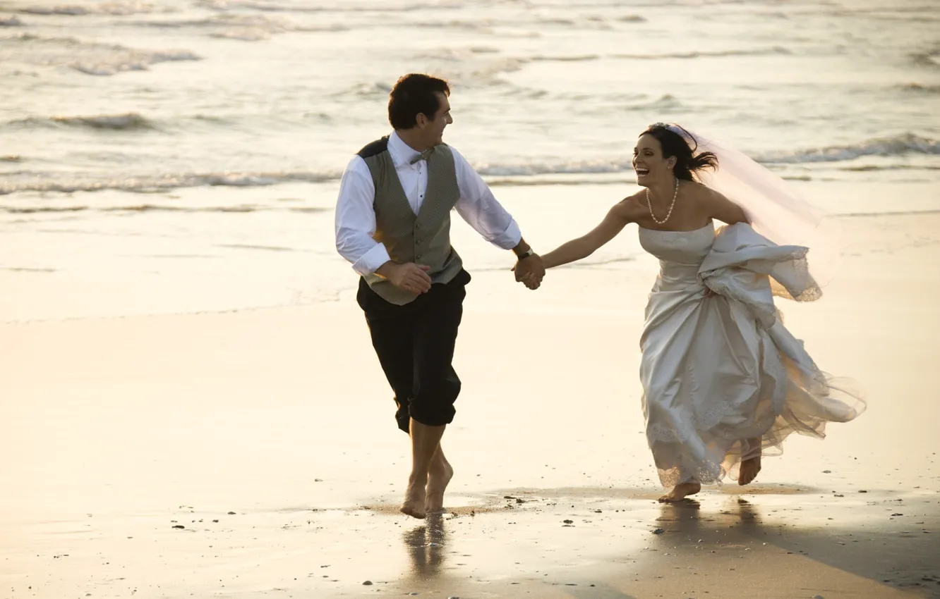 Фото обои песок, море, радость, настроения, невеста, фата, свадьба, жених