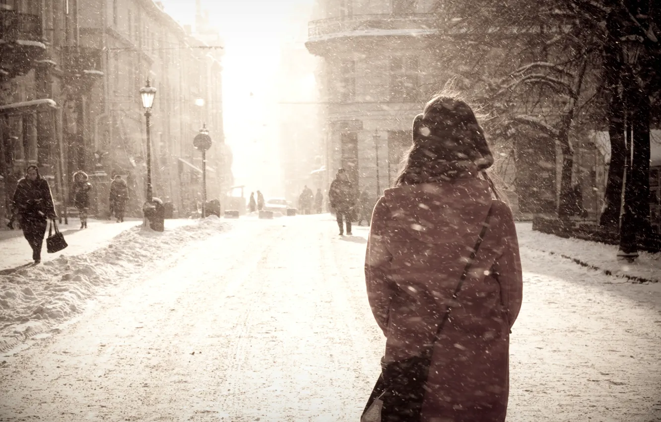 Фото обои зима, девушка, снег, город, метель