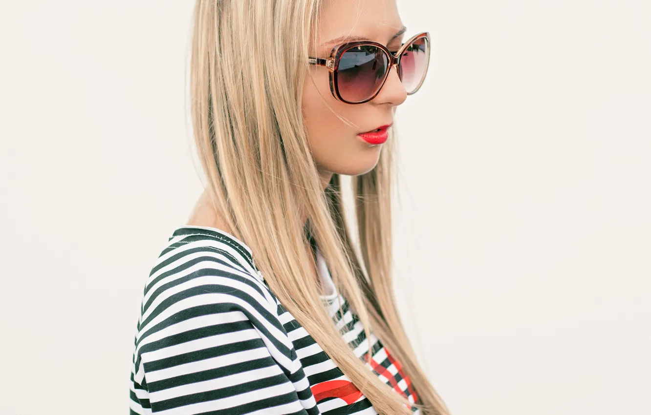 Фото обои лето, стена, Девушка, очки, блондинка, белая, красная помада, солнцезащитные