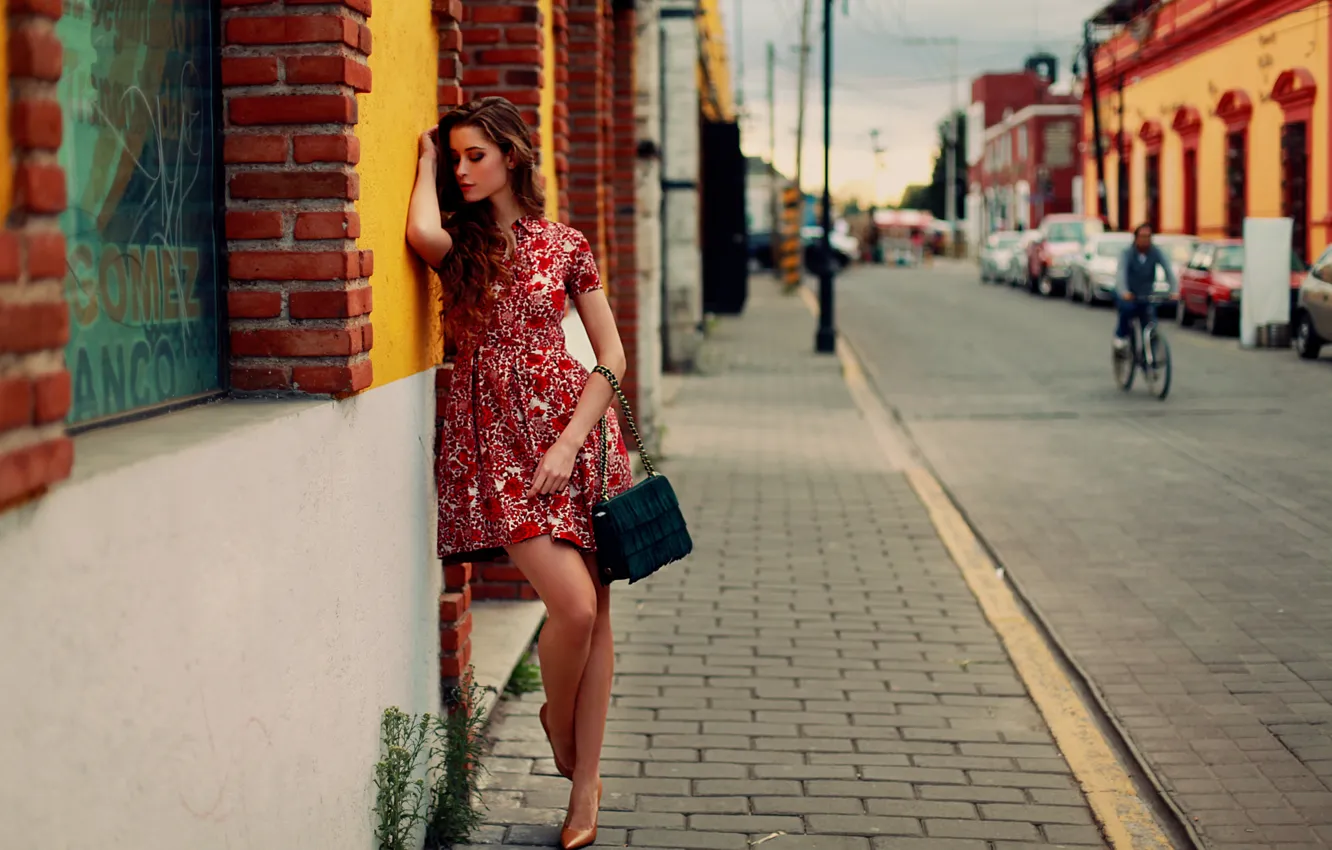 Фото обои девушка, город, улица, платье