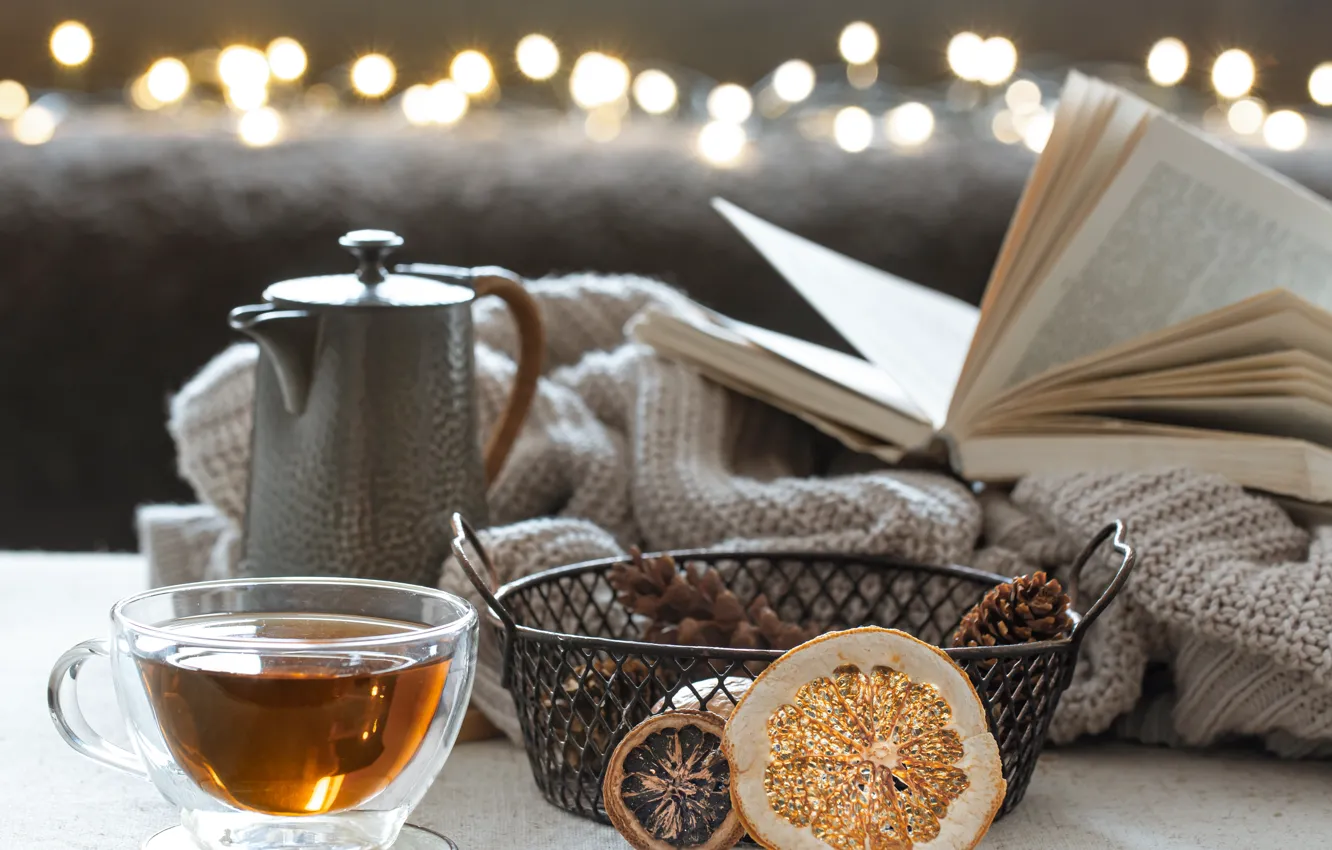 Фото обои свет, огни, уют, стол, чай, чайник, чашка, книга