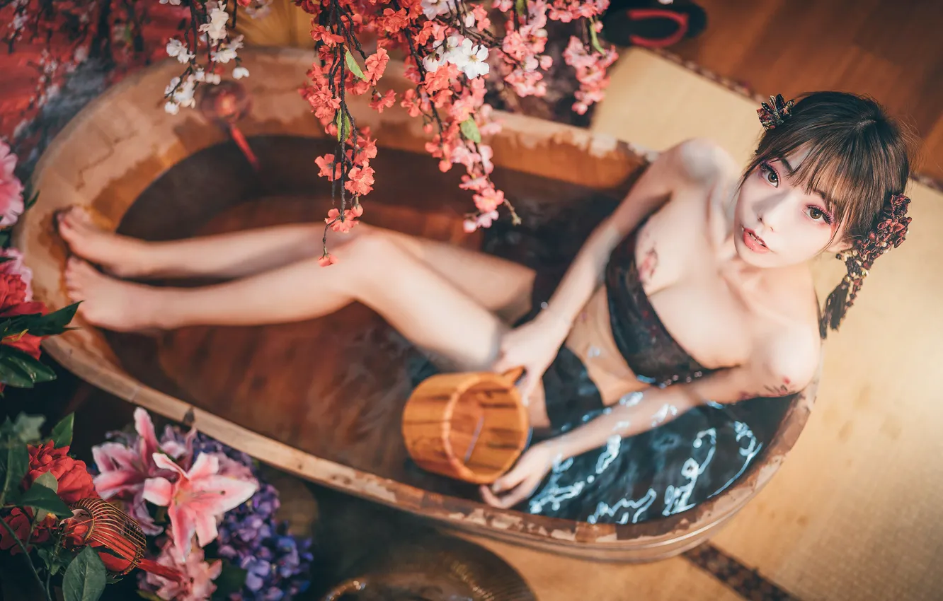 Фото обои грудь, взгляд, вода, девушка, цветы, ветки, лицо, стиль