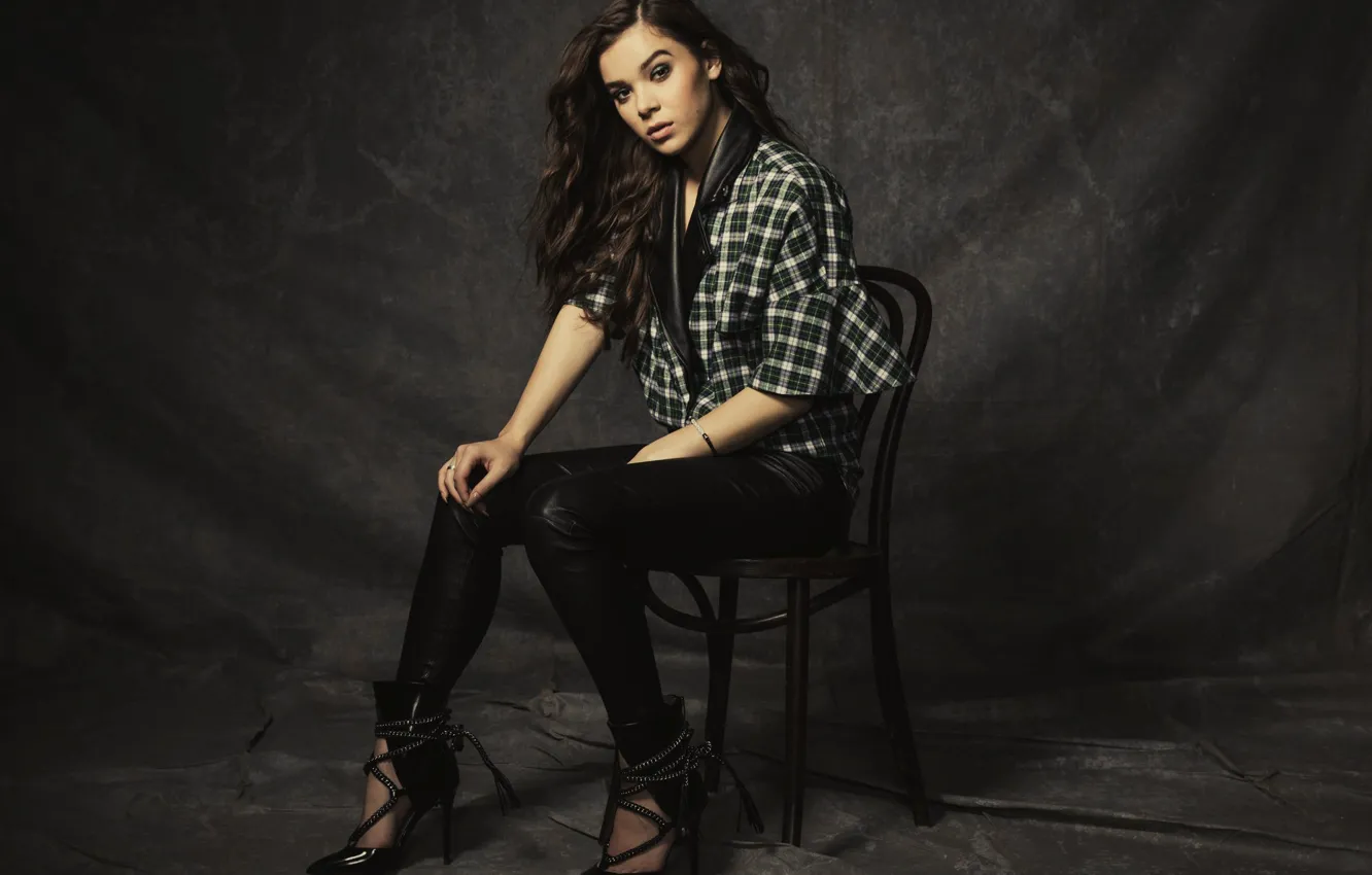 Фото обои актриса, брюнетка, позирует, на стуле, сидя, Hailee Steinfeld, Vanity Fair, Хейли Стейнфилд