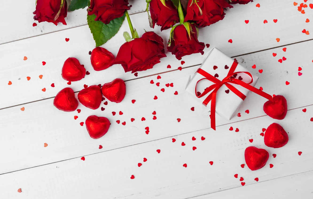 Фото обои подарок, романтика, розы, конфеты, сердечки