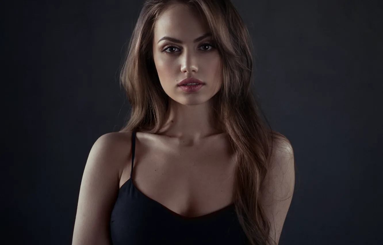 Фото обои brown eyes, woman, face, brunette, black background, portrait, looking at the viewer