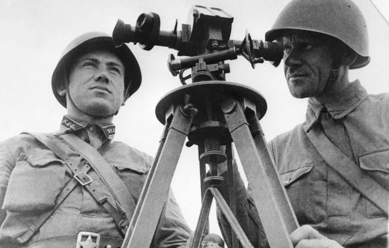 Фото обои Великая Отечественная Война, военные фотографии, связист Епифанов, Командир 1-й батареи 174-го, зенитно-артиллерийского полка А.Турукало(слева)