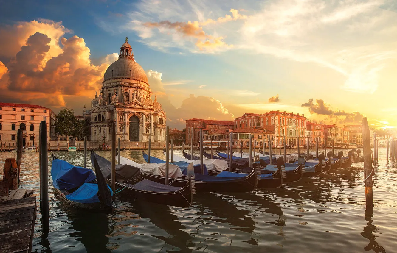 Фото обои вода, город, здания, дома, лодки, утро, Италия, церковь