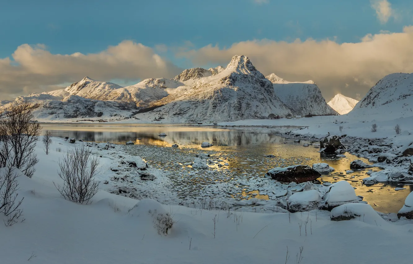 Фото обои зима, небо, облака, свет, снег, горы, камни, берег