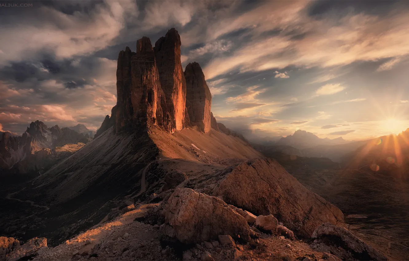 Фото обои солнце, облака, лучи, закат, горы, камни