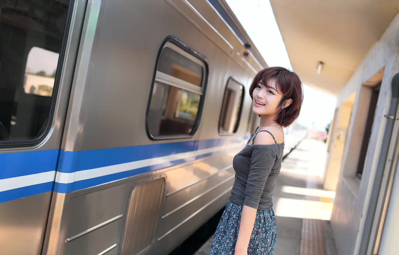 Фото обои девушка, лицо, волосы, поезд