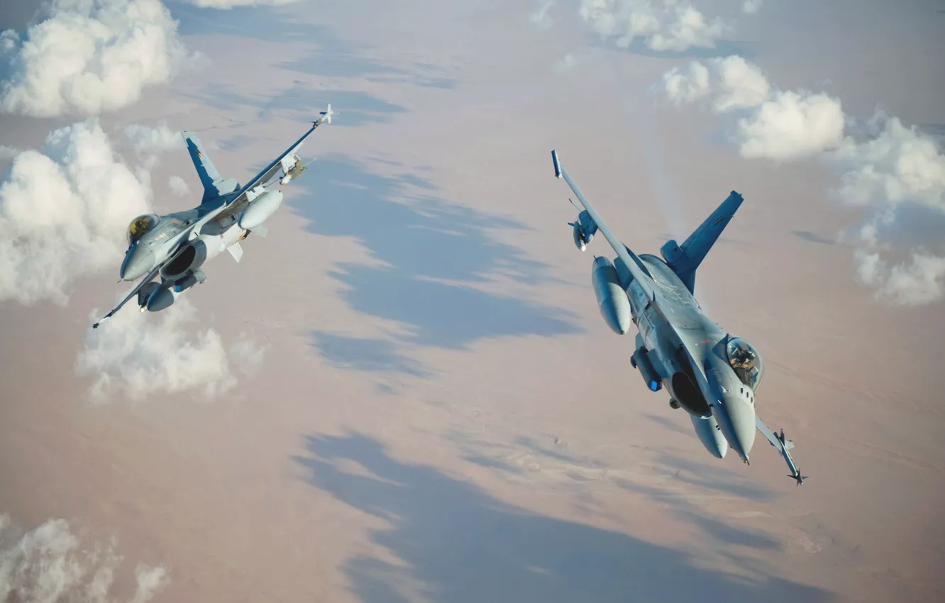 Фото обои Небо, Облака, истребитель, Полет, Пара, F-16, Fighting Falcon, General Dynamics