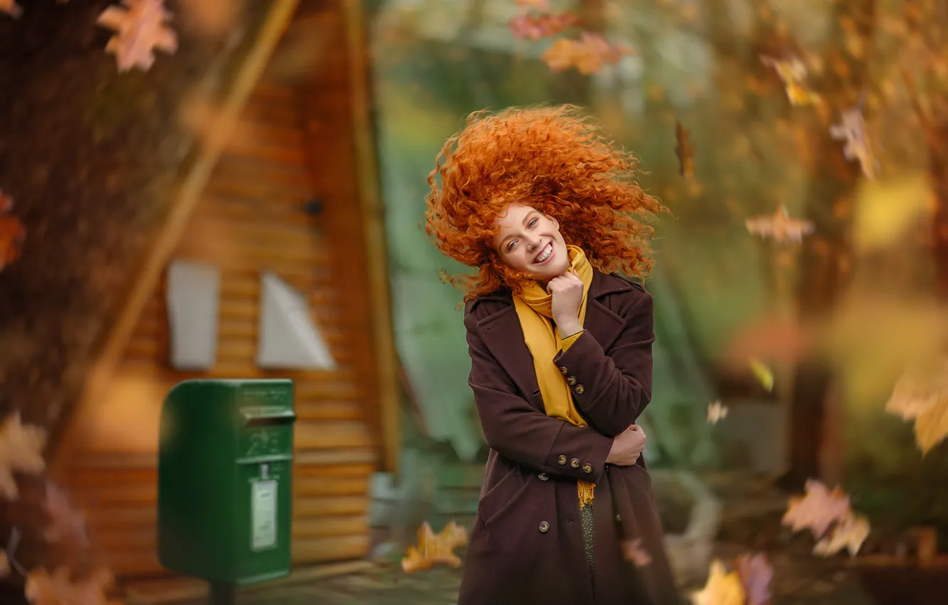 Фото обои осень, листья, девушка, улыбка, настроение, волосы, рыжая, кудри