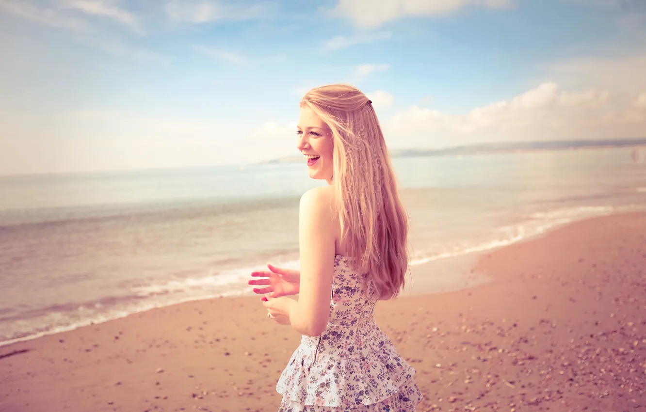 Фото обои песок, пляж, лето, девушка, пейзаж, улыбка, настроение, берег