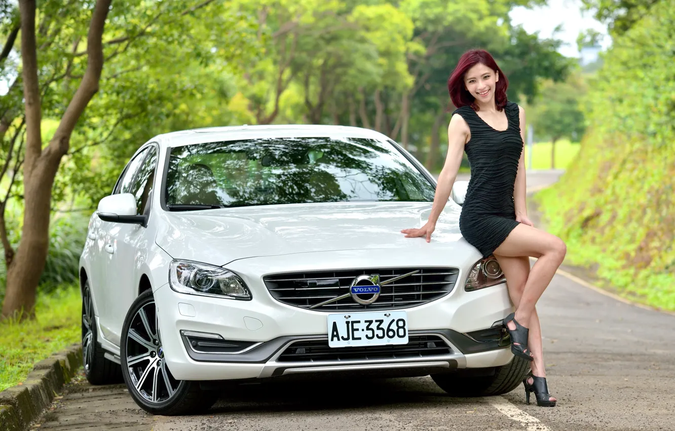 Фото обои взгляд, улыбка, Девушки, азиатка, красивая девушка, белый авто, Volvo S60, позирует над машиной