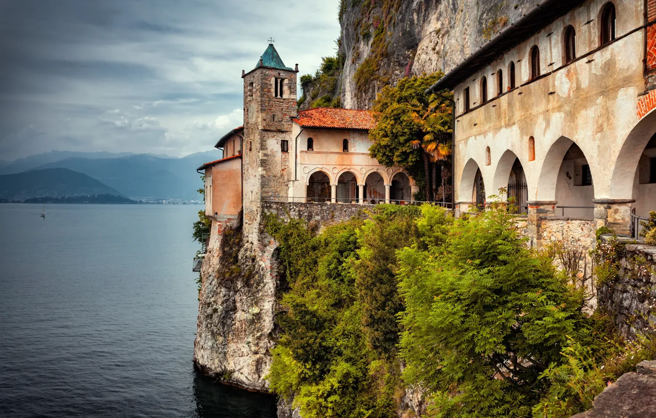 Фото обои пейзаж, скала, озеро, Италия, монастырь, Лаго-Маджоре
