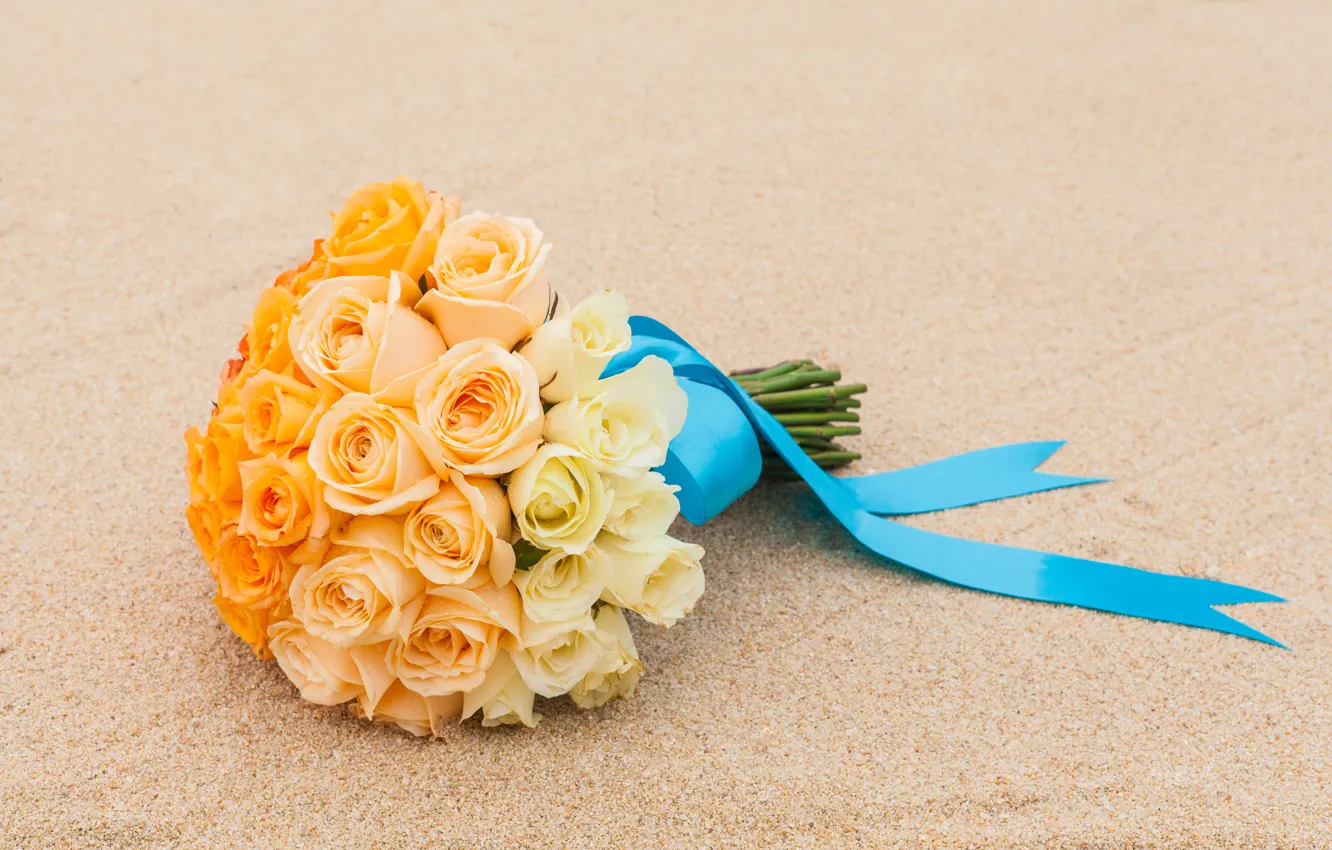 Фото обои песок, розы, свадебный букет, атласная лента