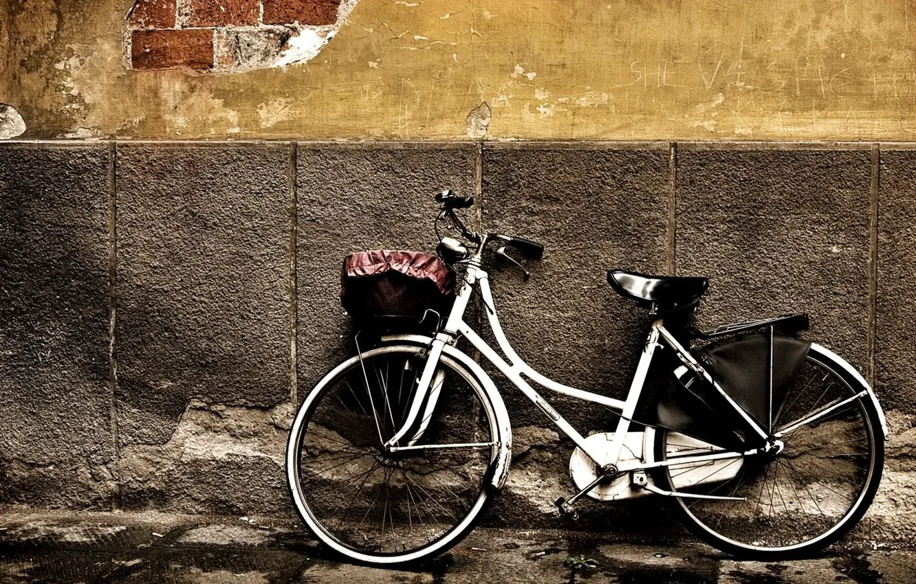 Фото обои Стена, Кирпичи, Велосипед, Царапины.