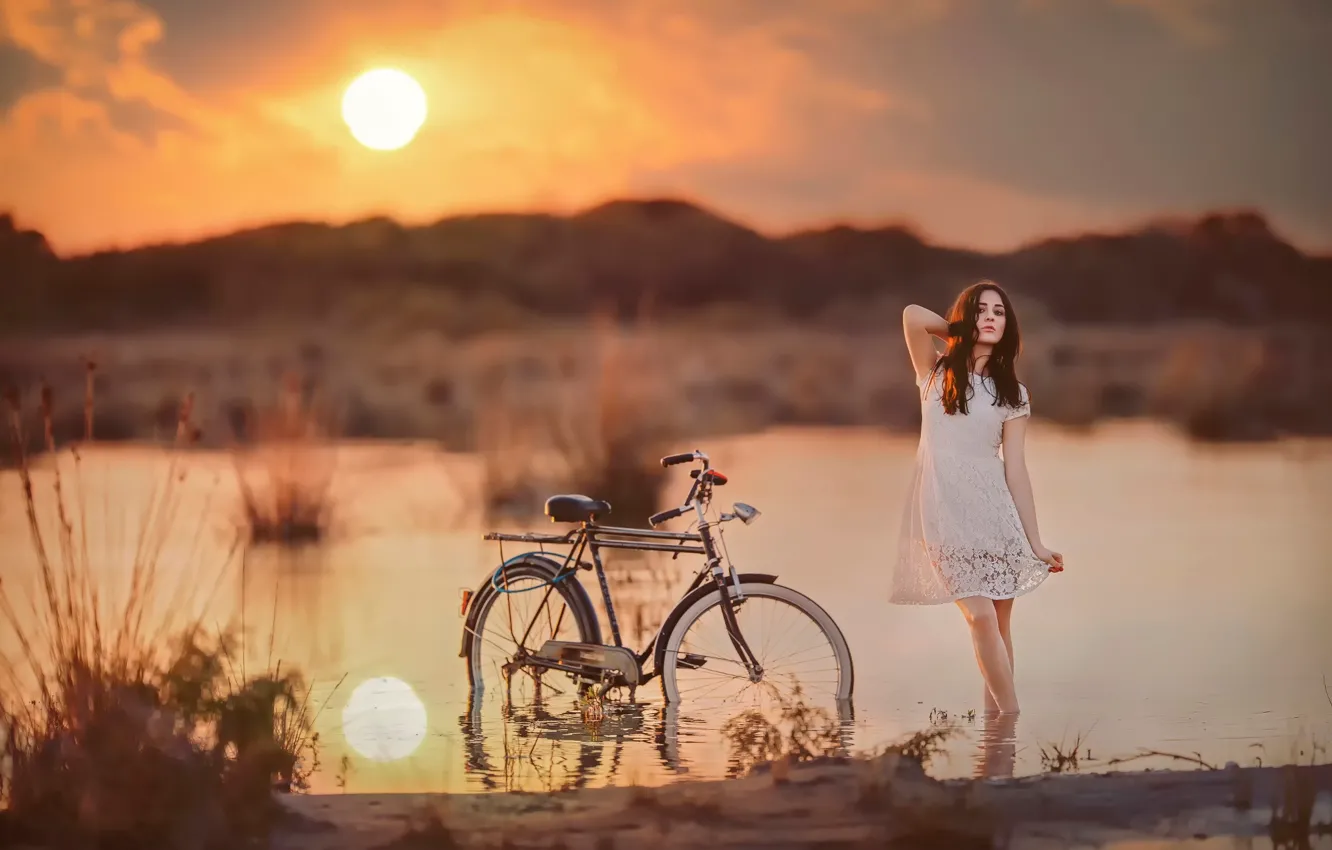 Фото обои девушка, солнце, велосипед, в воде