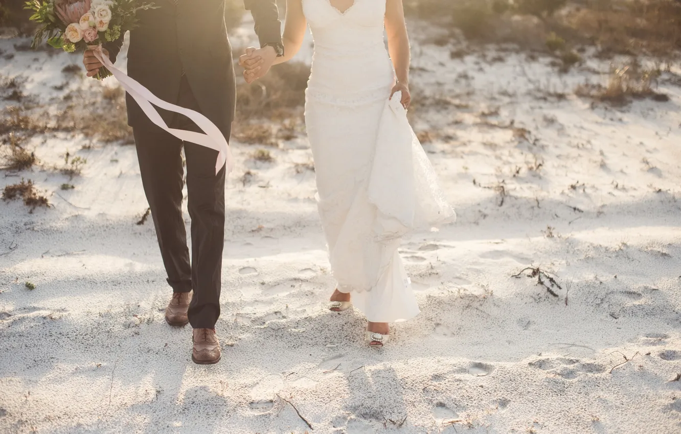 Фото обои песок, пляж, невеста, жених