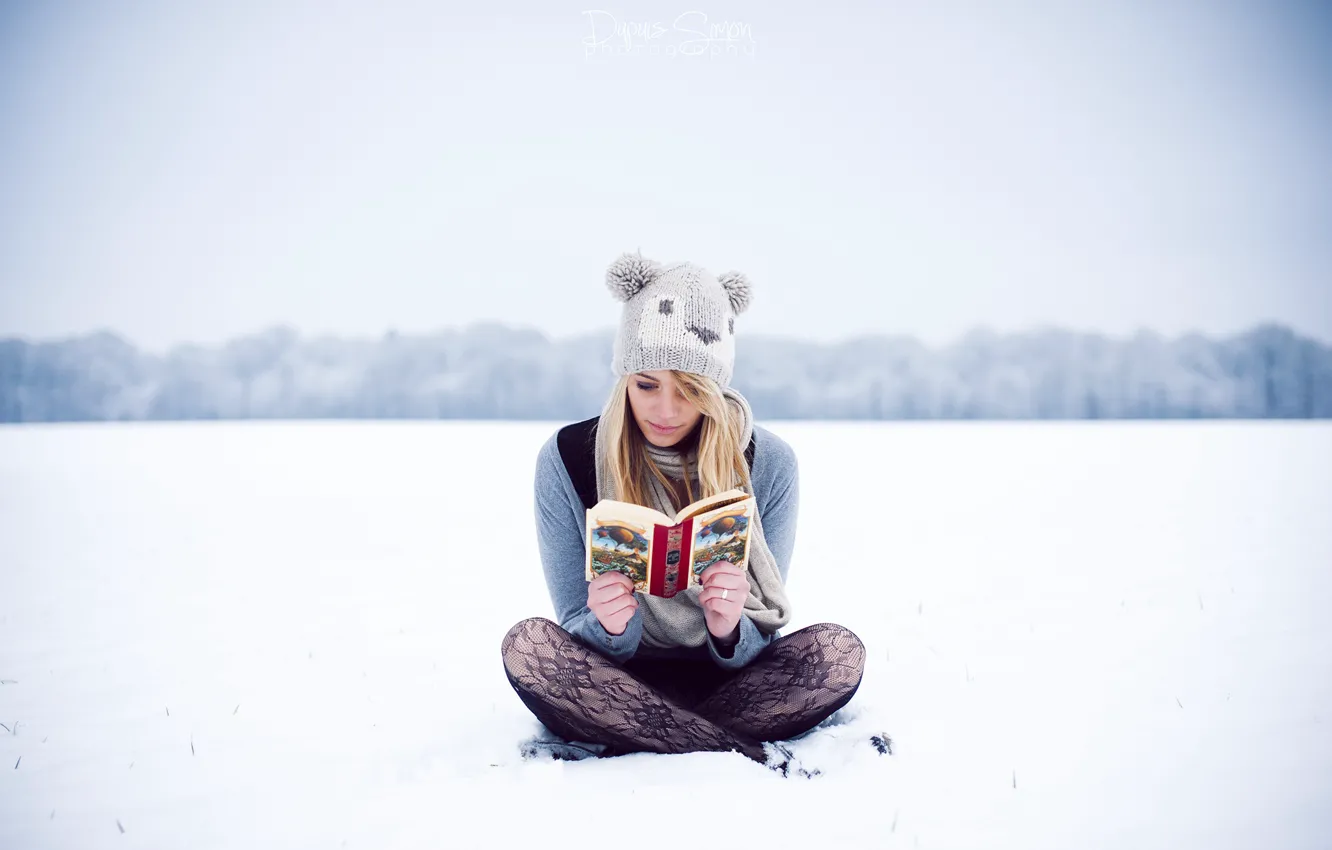 Фото обои зима, девушка, снег, шапка, книга, сидит