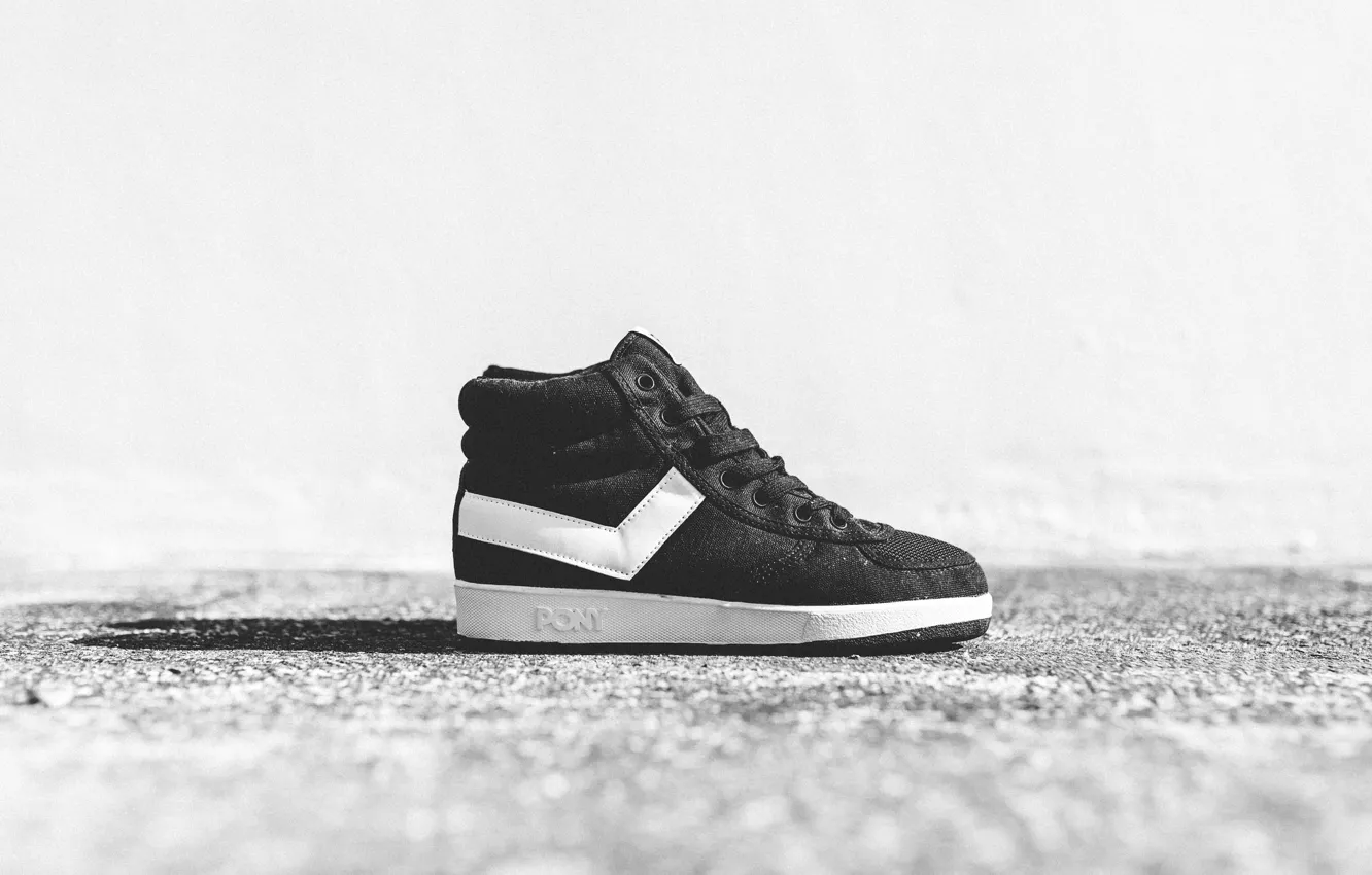 Фото обои улица, тень, кроссовки, солнечный свет, pony