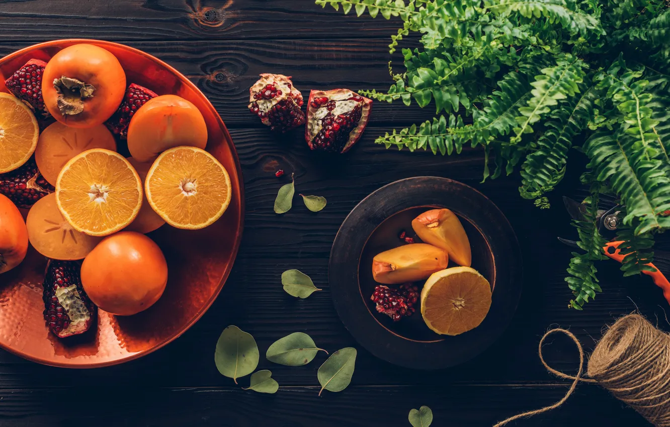 Фото обои листья, стол, апельсины, тарелки, фрукты, нитки, дольки, ножницы