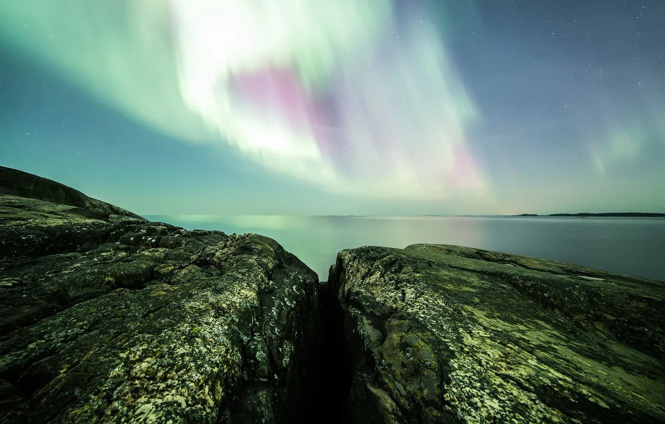 Фото обои небо, звезды, ночь, камни, северное сияние, Финляндия
