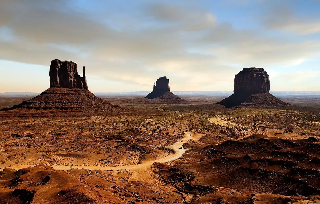 Фото обои дорога, горы, машины, холмы, пустыня, Америка, Monument Valley, Долина монументов