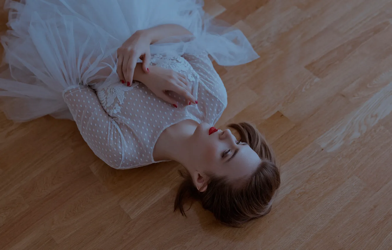 Фото обои девушка, настроение, руки, платье, на полу