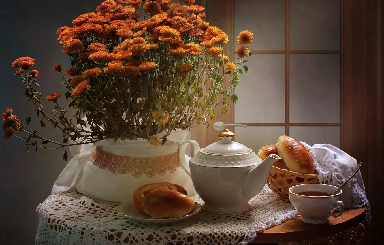 Фото обои цветы, стол, фон, чай, дверь, ложка, чашка, натюрморт