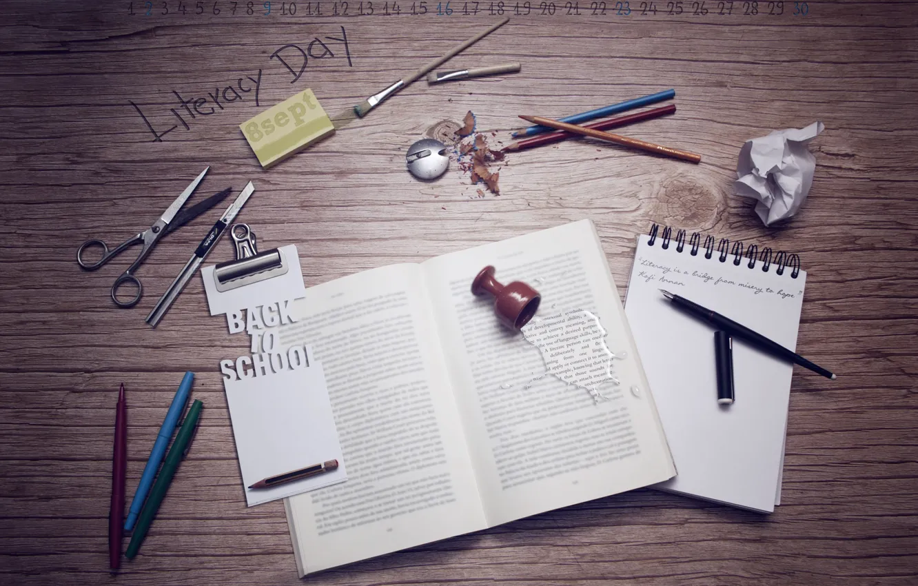 Фото обои осень, стол, месяц, цифры, ручка, блокнот, книга, карандаш