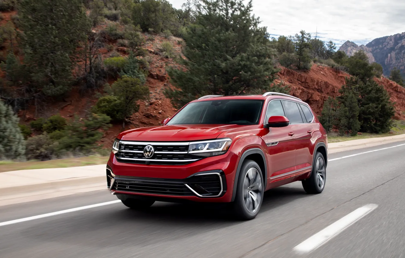 Фото обои красный, Volkswagen, SUV, на дороге, Atlas, 2020