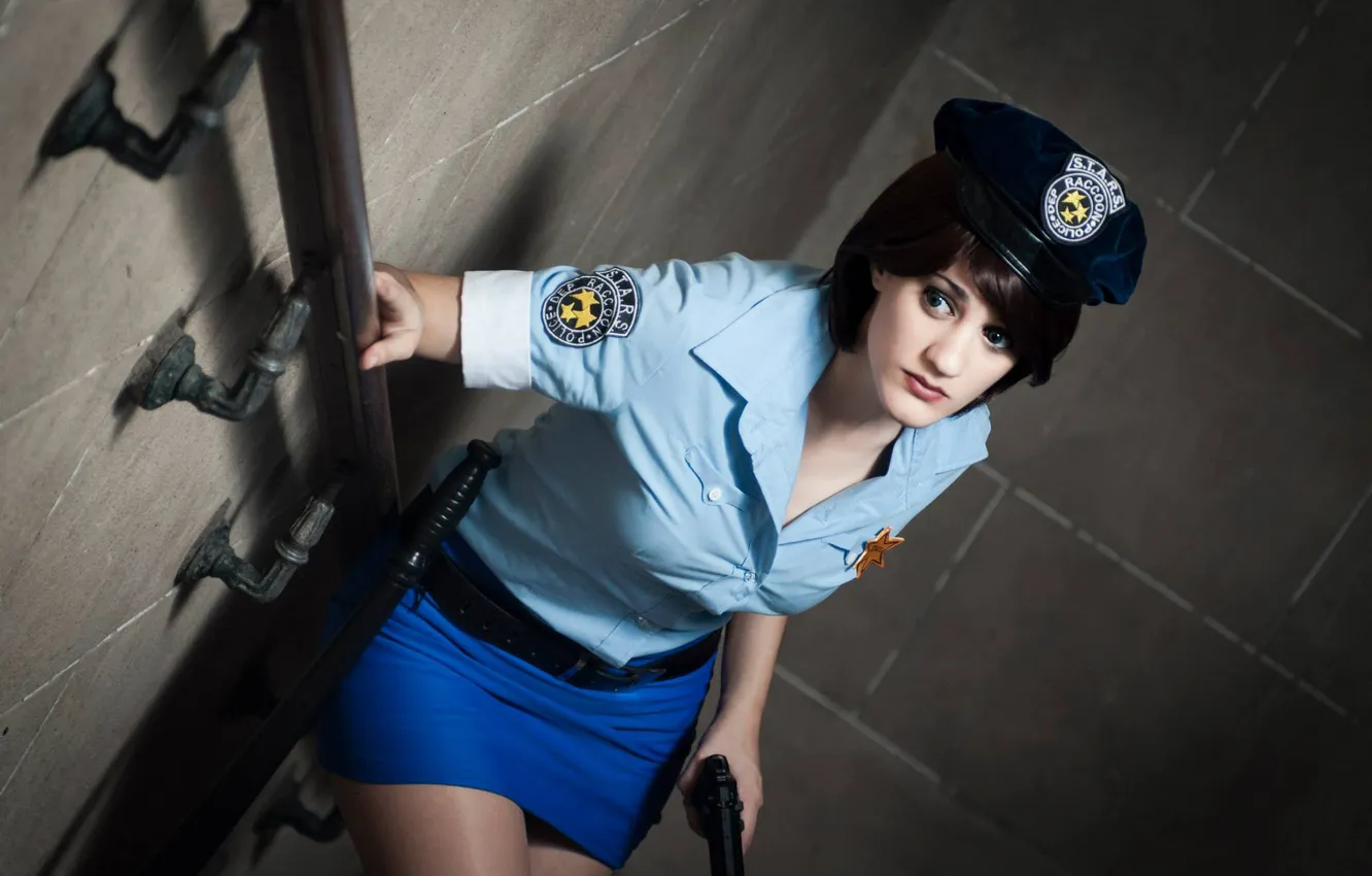 Фото обои пистолет, оружие, ноги, модель, брюнетка, police, Resident Evil, cosplay