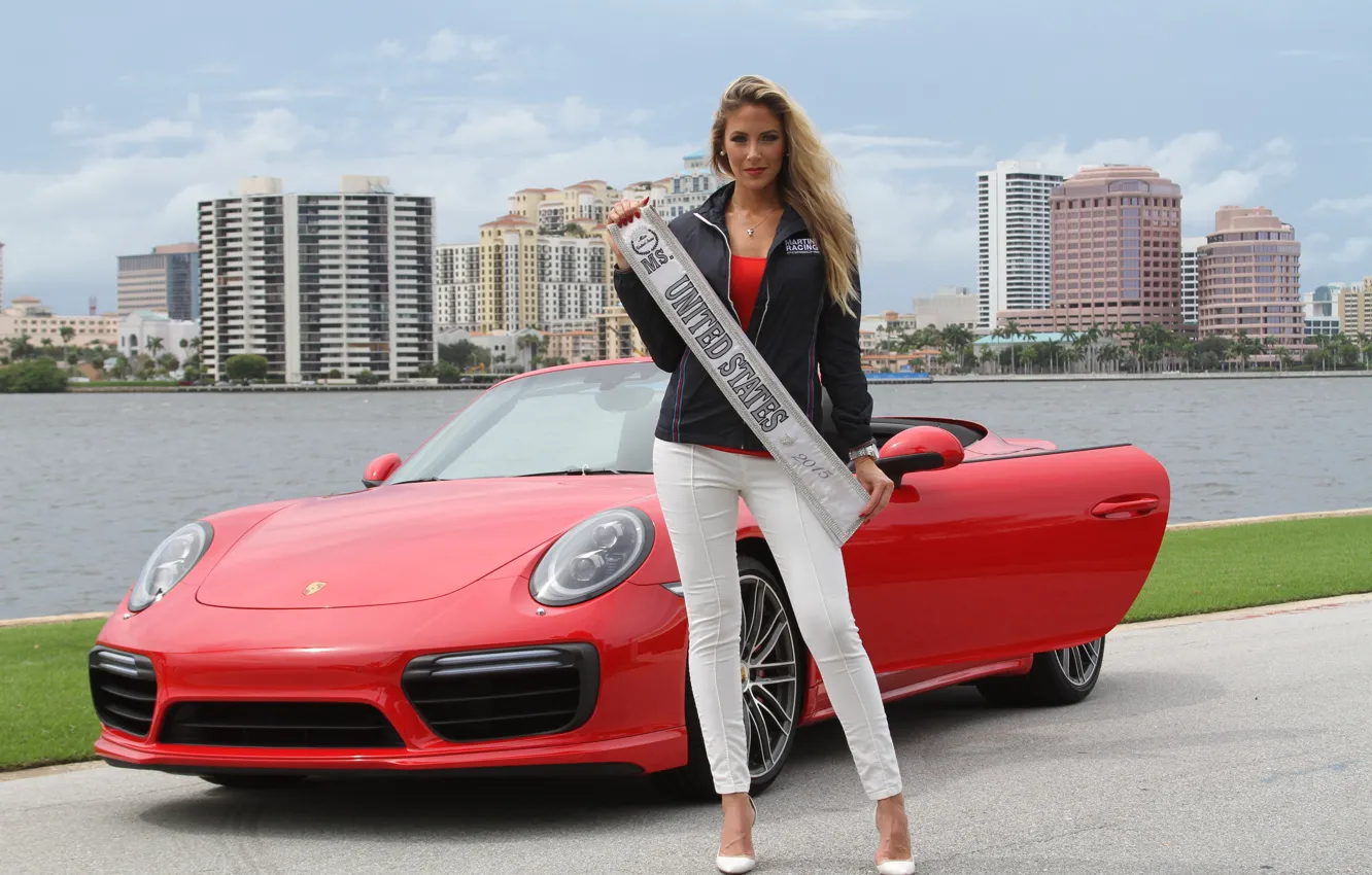 Фото обои взгляд, Девушки, Porsche, красивая девушка, красный авто, позирует над машиной