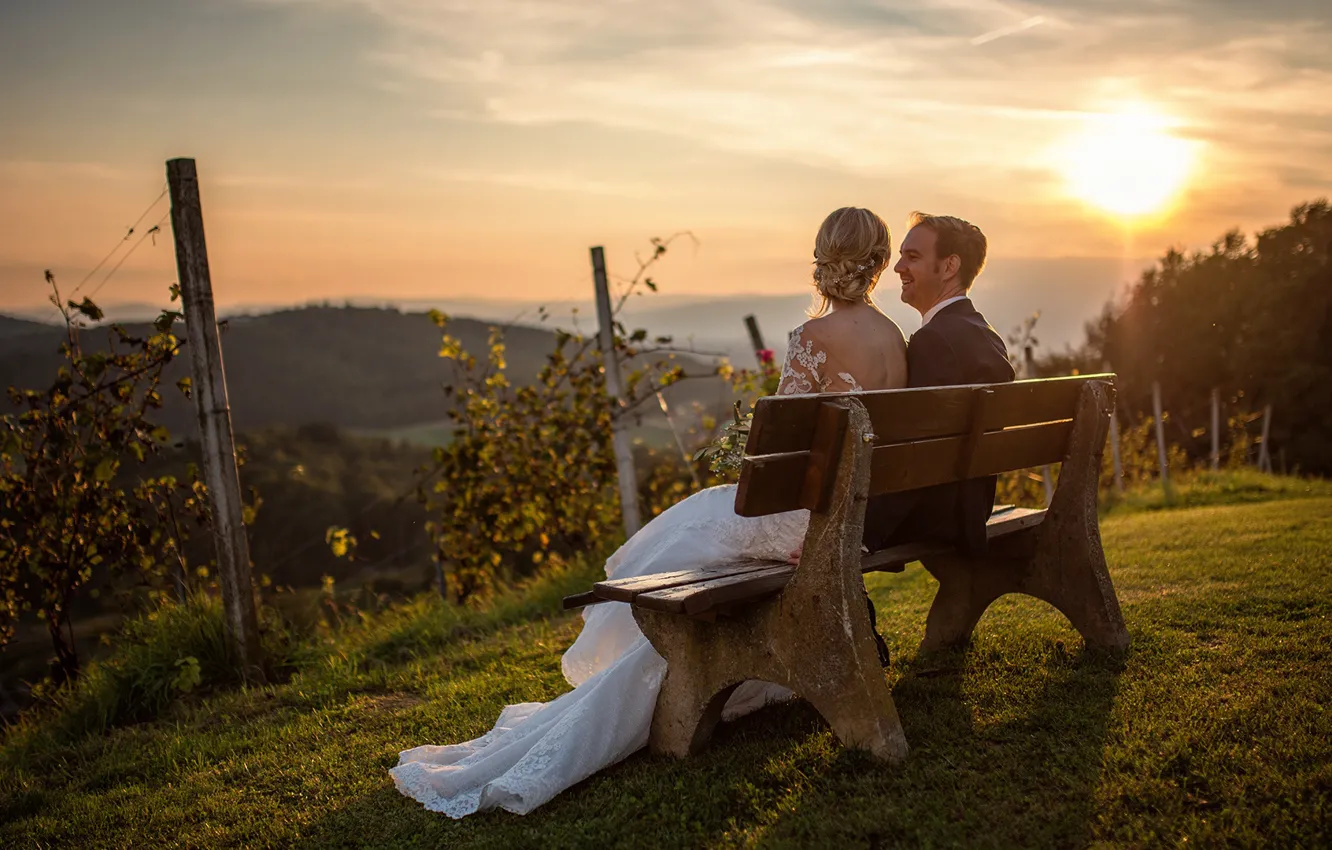 Фото обои солнце, скамейка, фото, пара, влюбленные, невеста, жених, Miki Macovei