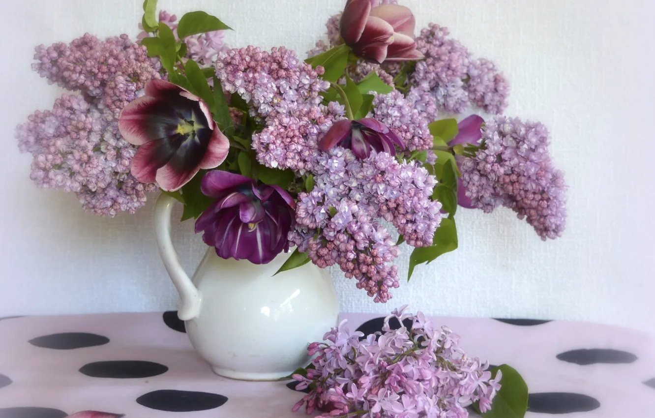 Фото обои цветы, ветки, тюльпаны, ваза, сирень, скатерть
