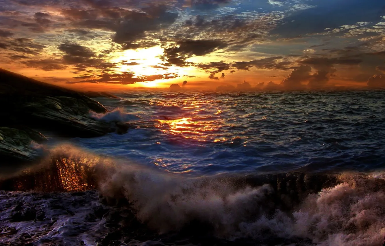 Фото обои море, волны, цвета, солнце, облака, лучи, шторм, капельки