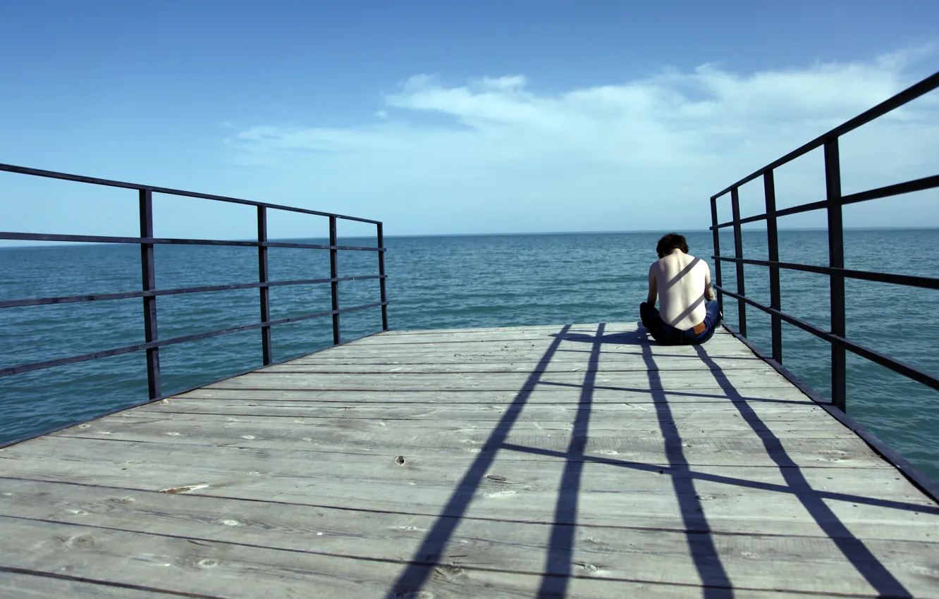 одинокий человек на берегу