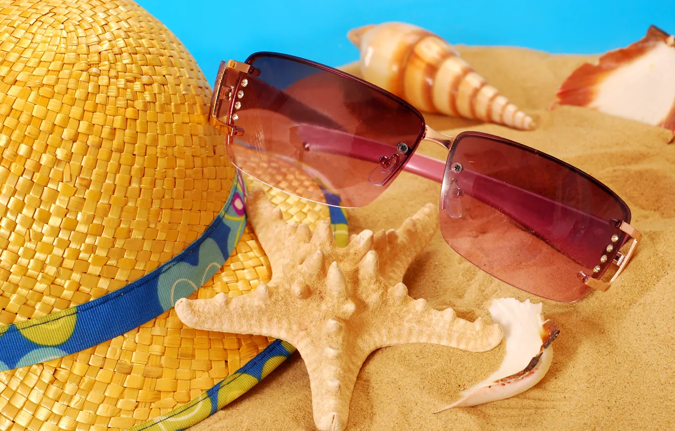 Фото обои песок, пляж, лето, шляпа, очки, ракушки, summer, beach