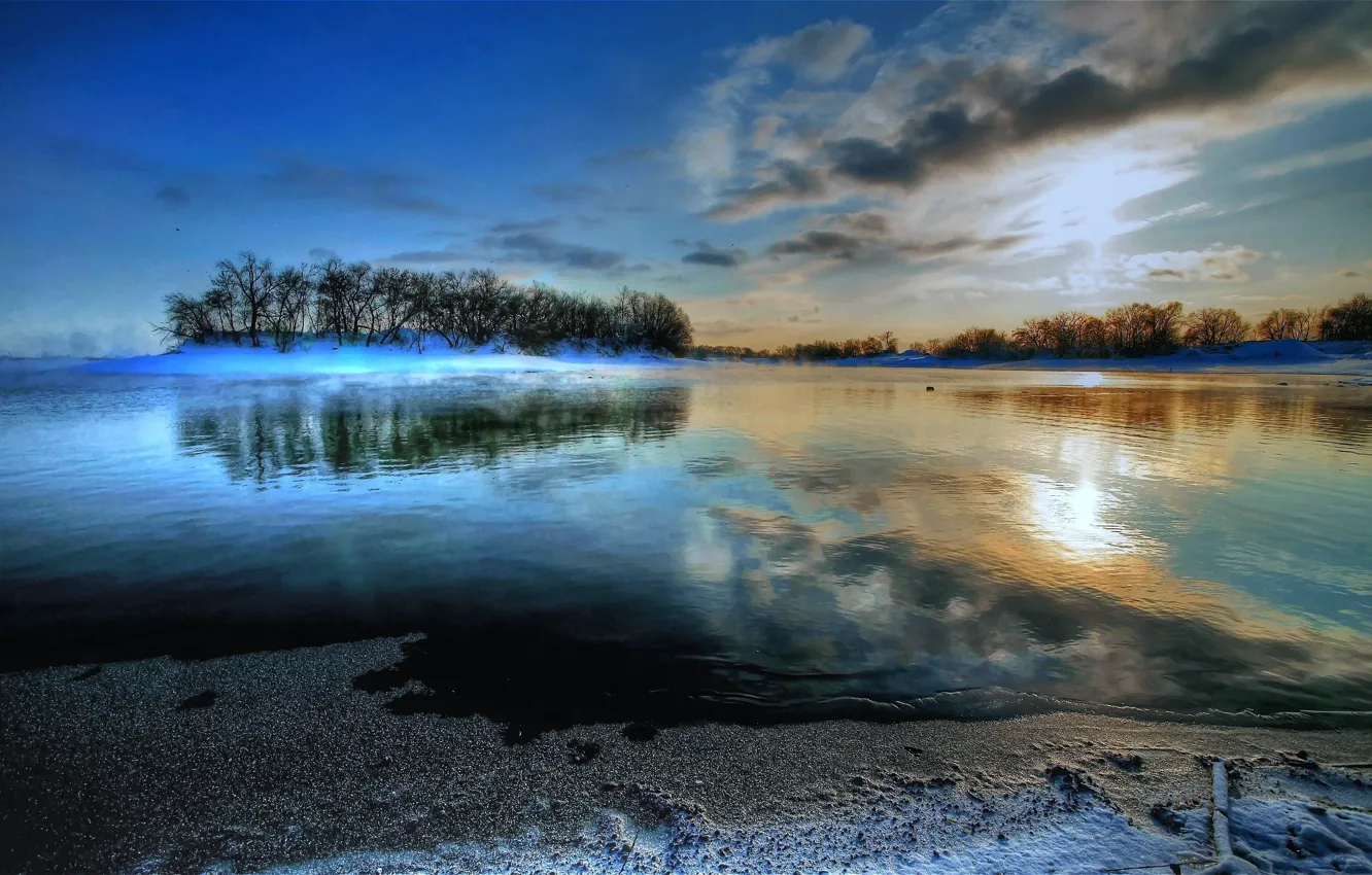 Фото обои ЛЕС, ВОДА, НЕБО, ОБЛАКА, ВОДОЁМ, ПОВЕРХНОСТЬ, ДЕРЕВЬЯ, ОСТРОВОК