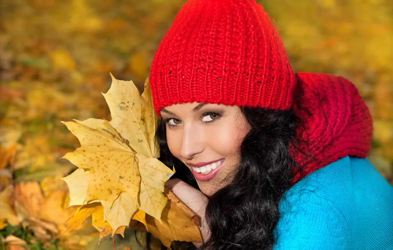 Фото обои осень, листья, Девушки, woman, eyes, smile, autumn, leaves