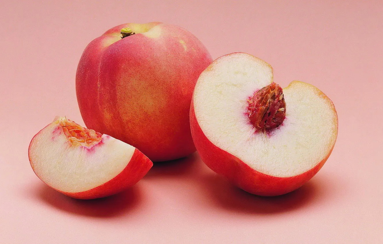 Фото обои персики, косточка, дольки, целый, разрезанный, розовый фон