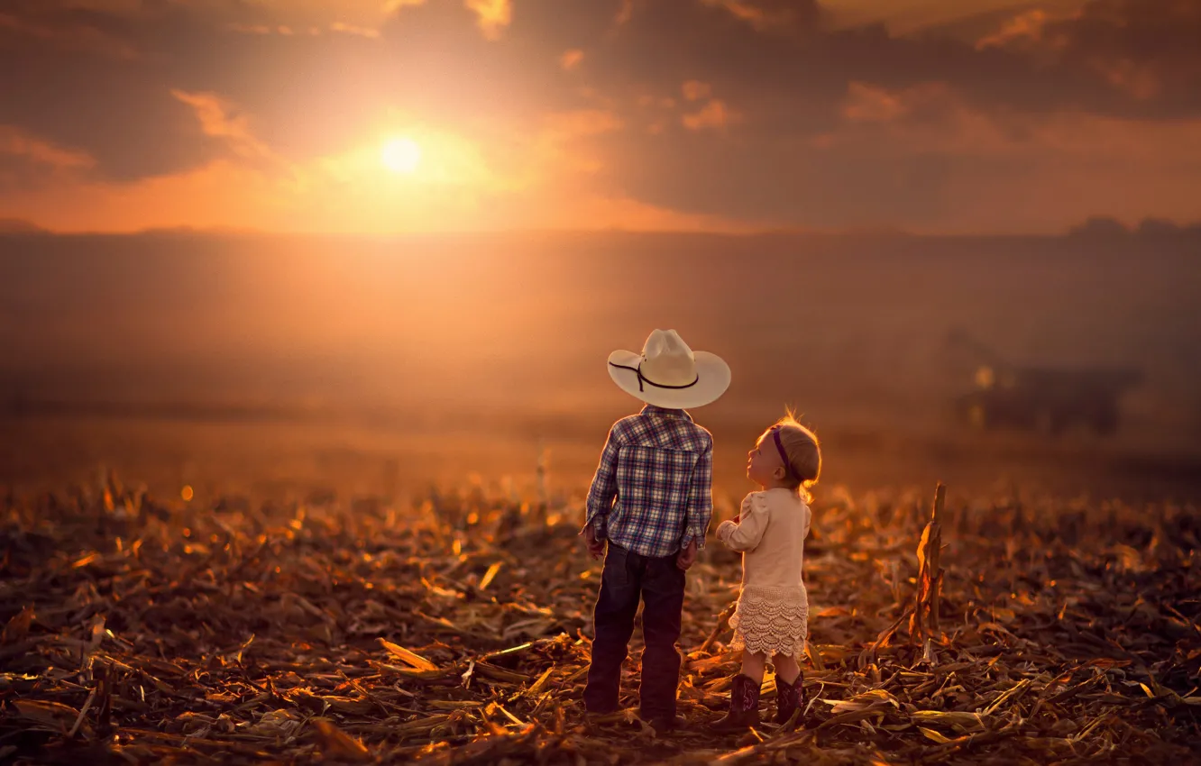 Фото обои солнце, закат, дети, мальчик, горизонт, девочка, поле.осень