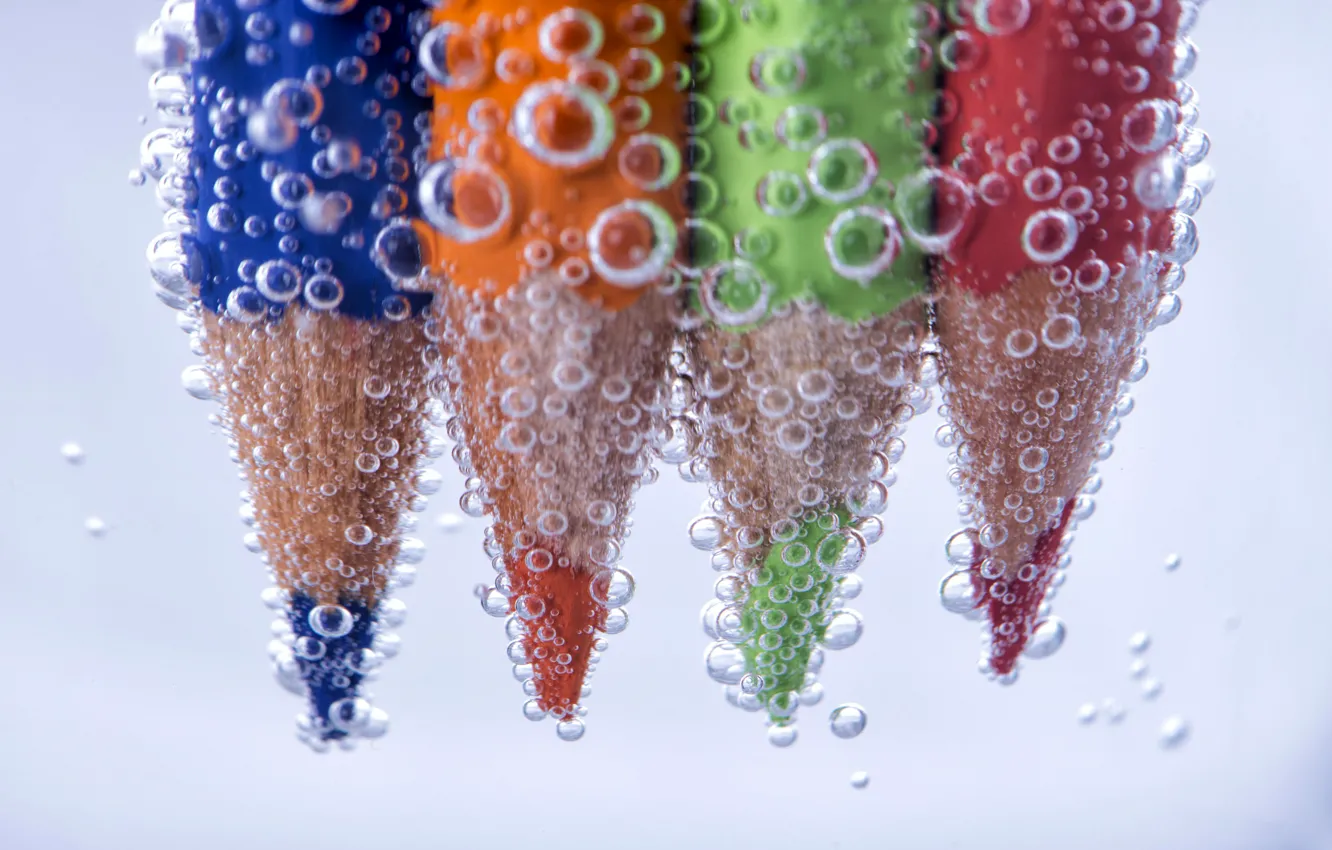 Фото обои вода, пузырьки, карандаши