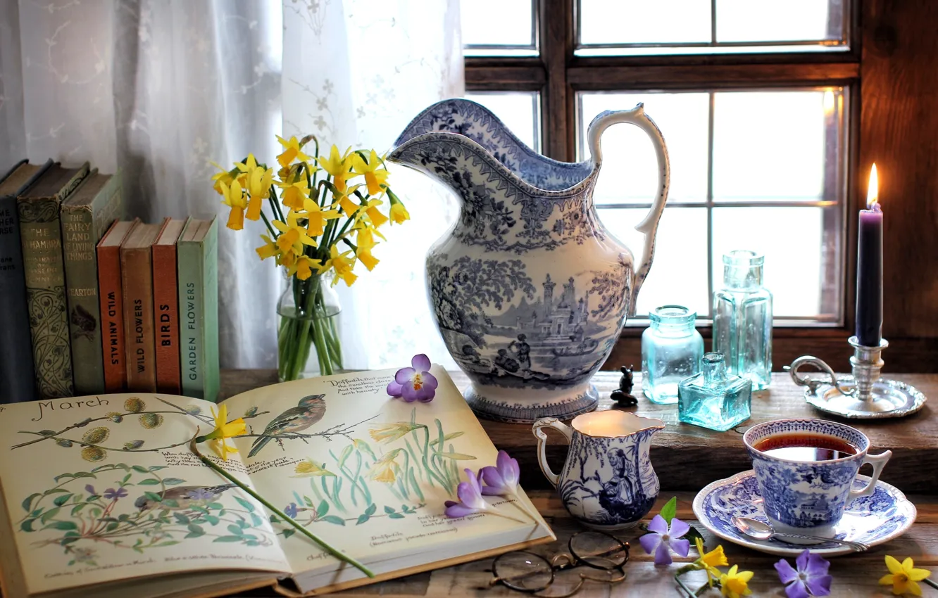 Фото обои цветы, чай, книги, свеча, окно, очки, чашка, бутылки