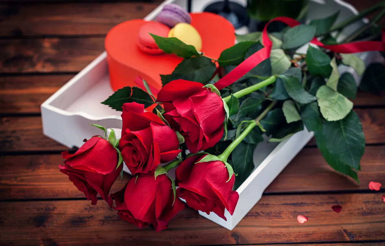 Фото обои цветы, праздник, коробка, сердце, доски, розы, букет, пирожные